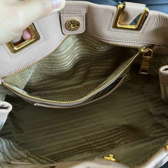 GORGEOUS SOFT LEATHER PRADA 2 WAY BAG - Picture 8 of 16